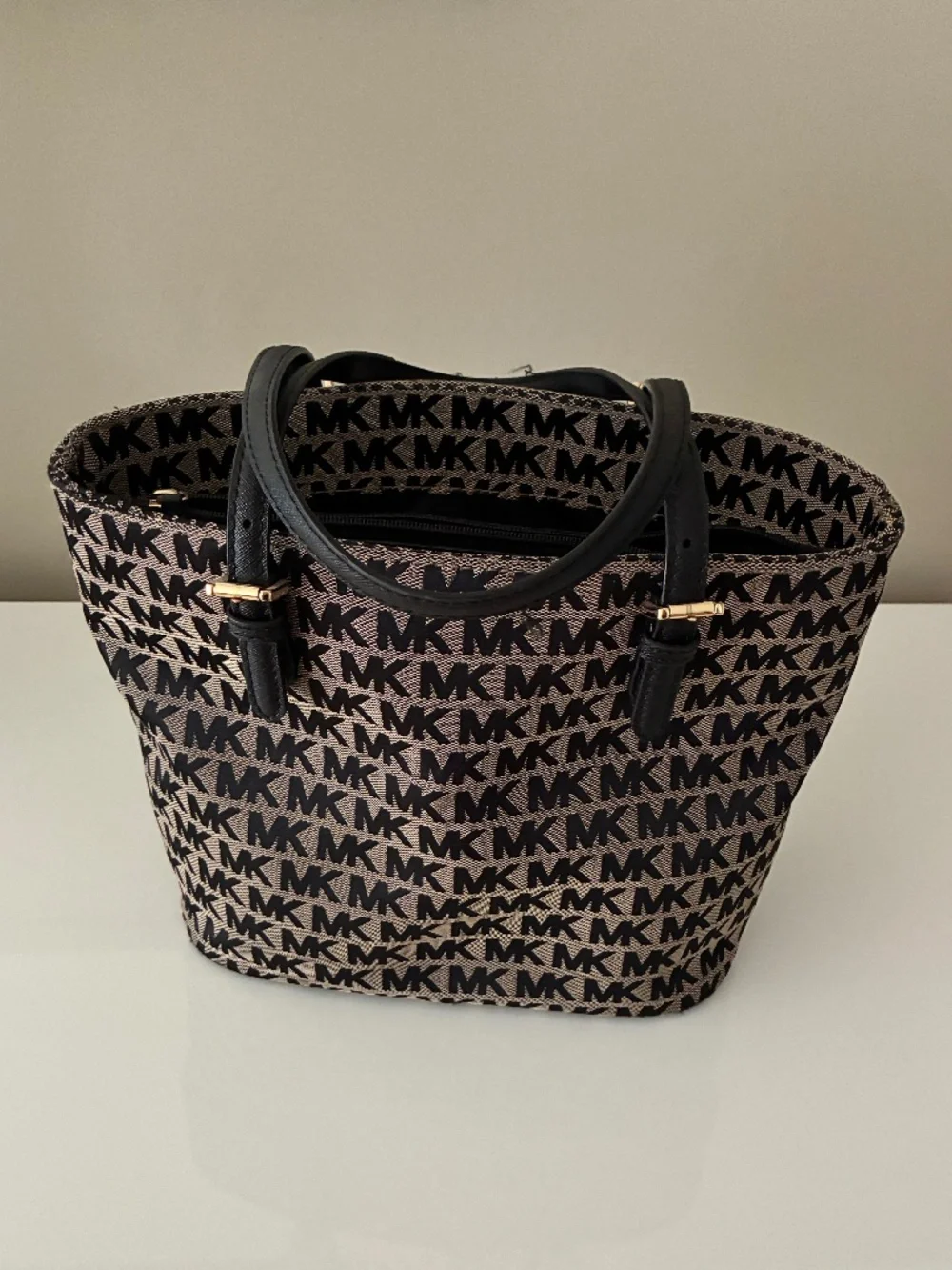 Michael Kors bag - Picture 1 of 4